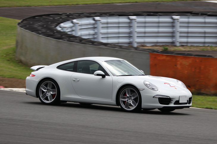 「991」こと、2011年に登場した先代「ポルシェ911」。現行型となる「992」よりも柔らかなボディーラインが特徴的だ。フェラーリやランボルギーニ、ロールス・ロイスのイメージが強いコーンズだが、今はポルシェディーラーも手がけており、イベントには多くのポルシェも参加していた。