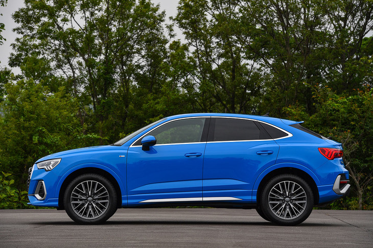 「Q3スポーツバック」のサイドビュー。「Q3スポーツバック35 TFSI」のボディーサイズは全長×全幅×全高＝4500×1840×1565mm、ホイールベース＝2680mm。