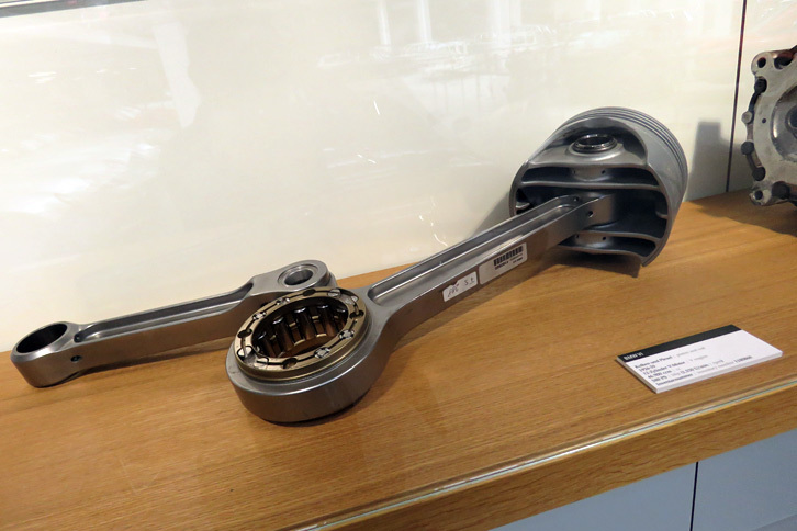 ここからは、本日の展示品の中でも特にマニアックなものを3連発でご紹介。まずこちらは、航空機用エンジン「BMW VI」のコネクティングロッドとシリンダー。BMW VIはV型12気筒なので、こんなデカいピストンが12個も行ったり来たりしていたのだ。その排気量は実に46.9リッター！ 飛行機のエンジン、すげえ！