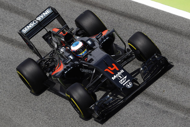 マクラーレン・ホンダは、目標としていた予選Q3進出をここスペインで初めて達成し、フェルナンド・アロンソ（写真）は10番グリッドを獲得。ジェンソン・バトンは12番グリッドからレースにのぞんだ。スタート後のメルセデス同士打ちの混乱でバトン8位、アロンソ9位と入賞圏に駒を進めるも、アロンソはレース半ばでパワーを失いリタイア。バトンは9位入賞でチームは2戦連続でポイントを獲得した。（Photo=McLaren）
	 