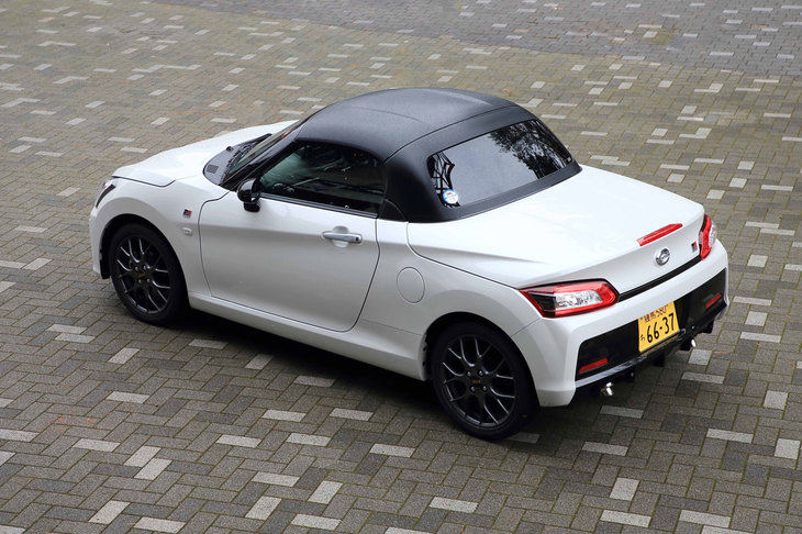 軽規格のコンパクトなボディーに、電動ハードトップを備えた「コペン」。現行型は2代目にあたり、モデルライフ5年目の2019年10月に「GRスポーツ」が追加された。