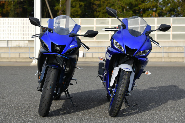 とにかくスリムな車体形状も「YZF-R7」（左）の特徴。全幅はなんと250ccクラスの直列2気筒モデル「YZF-R25」（右）より細いのだ。