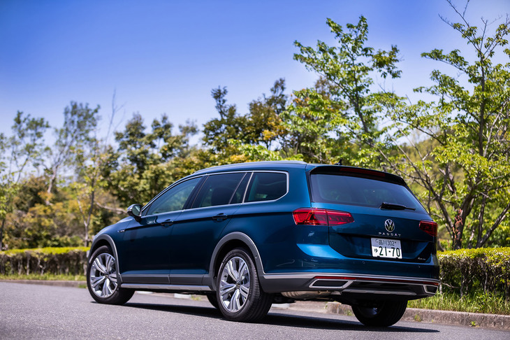 今回の試乗車の外装色は「アクアマリンブルーメタリック」と呼ばれる3万3000円のオプションカラー。