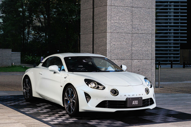 2018年に、日本にも導入された2代目「A110」は、2026年7月に本国での生産が終了した。これまでに約3万台が生産され、世界の愛好家の手に渡ったという。