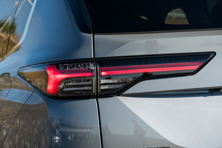 テールランプのレンズがブラック仕上げに変わった。