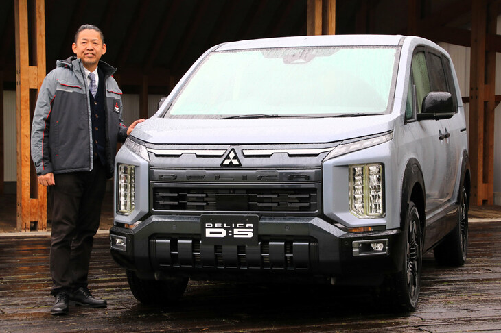 「三菱デリカD：5」と、同車の開発責任者を務める三菱自動車工業 商品戦略本部チーフ・プロダクト・スペシャリストの藤井康輔さん。