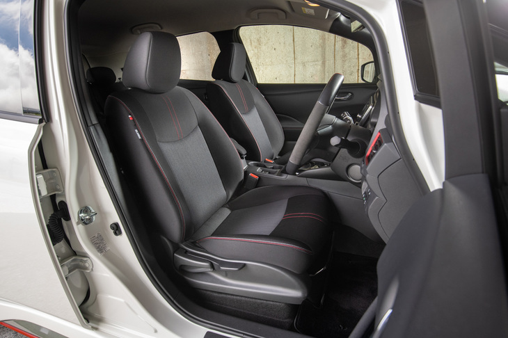 シートやドアトリムクロスには専用の表皮を採用。シートの縁を飾るレッドとグレーのツインステッチも目を引く。