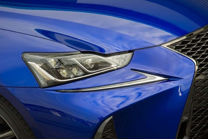 公道試乗した「IS300h“Fスポーツ”」には、オプションのフルLEDヘッドランプが装着されていた。