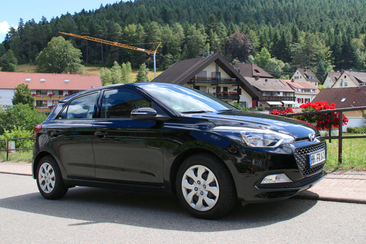 「ヒュンダイi20」の全長×全幅×全高は4035×1734×1474mm。ホイールベースは2570mm。満タン法による燃費は、1リッターあたり約17kmだった。