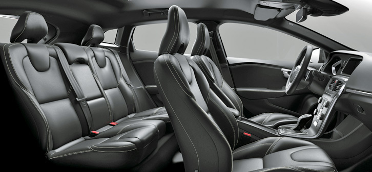 本革とパーフォレーテッドレザーで仕立てられた、「V40 D4 R-DESIGNポールスターエディション」のインテリア。