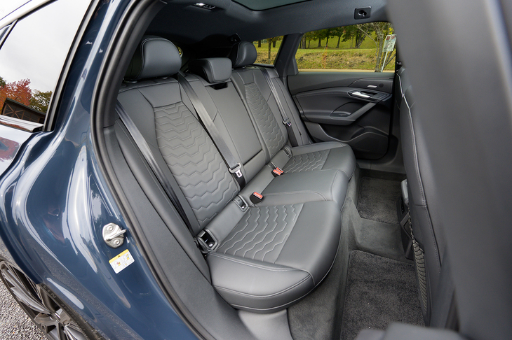 ホイールベースが2950mmもあるため後席の足元は広い。センタートンネルの張り出しが小さいのも見逃せない。