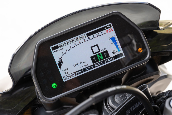 全車に装備されるフルカラーの4.2インチTFTメーター。メーター表示の切り替えはハンドル右のダイヤル式コントローラーで、ライディングモードの設定やクルーズコントロールの操作などは、ハンドル左のスイッチ類で行う。