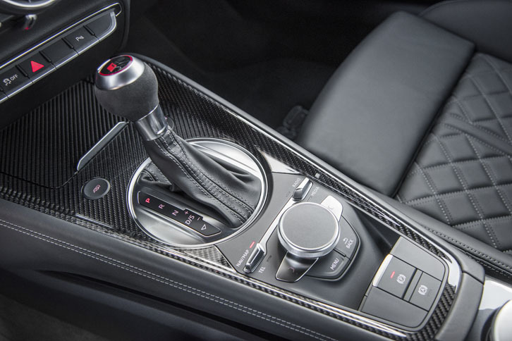 トランスミッションはデュアルクラッチ式の7段Sトロニック。駆動方式は4WDのみ。