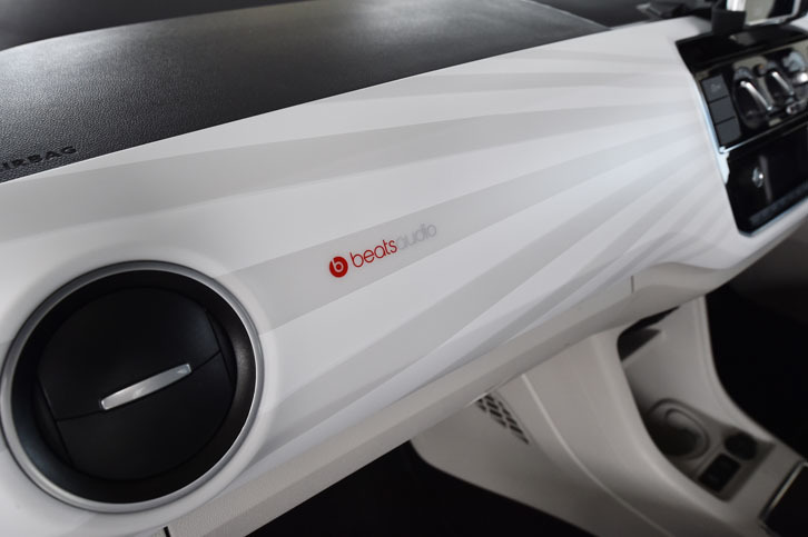 大胆にラインが描かれた、専用デザインのダッシュパッド。「beats audio」のロゴも添えられる。