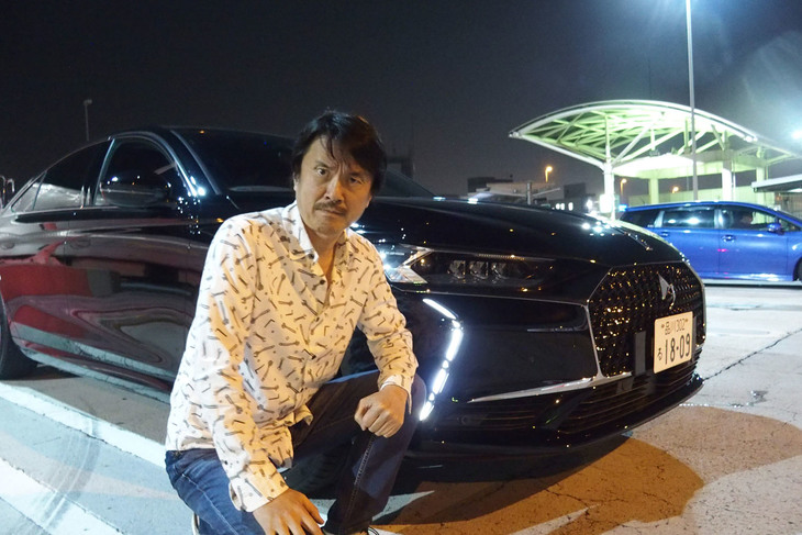 DSブランドのフラッグシップ「DS 9」に負けないよう、辰巳PAでダンディーにキメてみた。今回試乗した車両の真っ黒なボディーカラーは「ノアールペルラネラ」という名称。