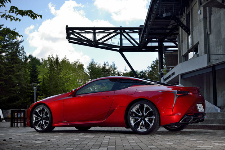 ボディーカラーは、テスト車の「ラディアントレッドコントラストレイヤリング」を含む全11色が用意される。