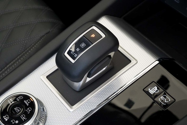 シフトセレクターはバイワイヤ式。アンロックボタンとともに握り込んで前にスライドさせるとリバースに、後ろにスライドさせるとドライブに入る。