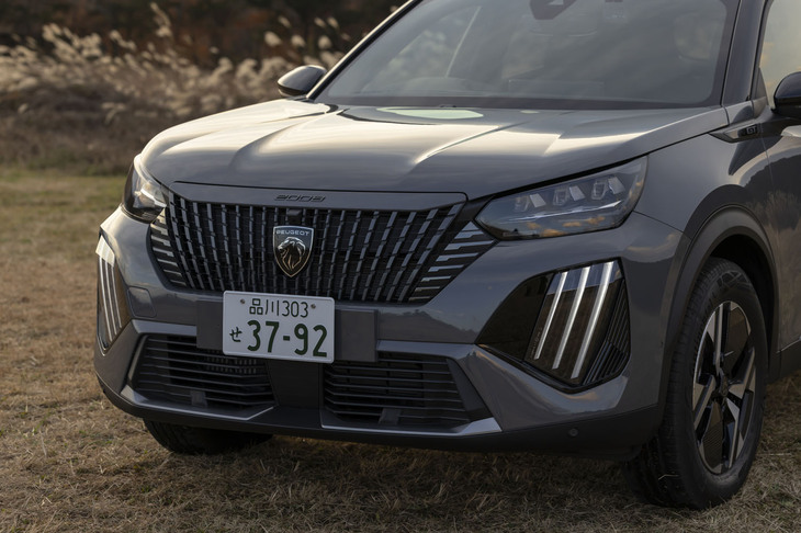 ヘッドランプ下部の3本のLEDデイタイムランニングライトが新しい。従来型では“ライオンのかぎ爪”はヘッドランプ内部にレイアウトされていた。