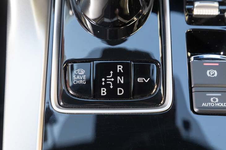 バッテリーの残量を保って走る「セーブ」モードや、充電しながら走る「チャージ」モード、バッテリーの電気のみで走る「EV」モードなどは、センターコンソールのスイッチで作動させる。