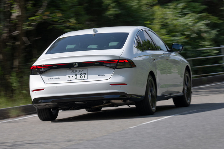 ハンズオフ走行機能や車線変更支援機能に加え、カーブでの路外逸脱警報機能や降車時車両接近警報、ドライバー異常時対応システムも備わる「アコードe：HEV Honda SENSING 360＋」。これでベースグレードとの差額が40万円なら、決して高い買い物ではないだろう。
