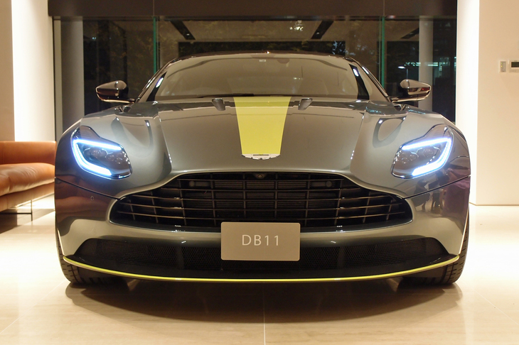 ボンネット中央のストライプは、「DB11 AMRシグネチャーエディション」ならではのドレスアップポイント。