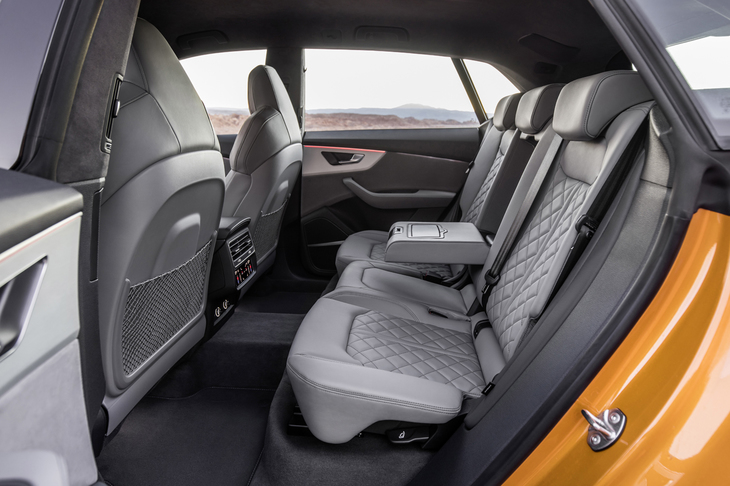 後席の乗車定員は3人。背もたれは40：20：40の分割可倒式となっている。