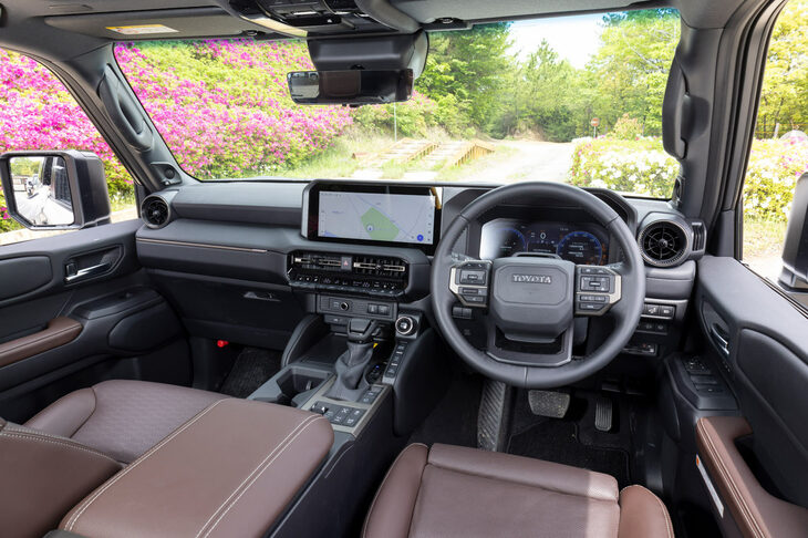 運転席からの眺めは、クロカンのご多分に漏れず見晴らし良好。写真では写っていないが、ボンネットの威圧感も控えめで、「頭がデカくて重くて、取り回しが大変！」という印象は皆無だ。（写真：郡大二郎）