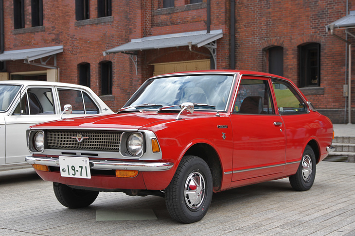 1971年「トヨタ・カローラ1200 2ドアデラックス」。1970年に世代交代した2代目カローラだが、2ドアセダンの残存車両は非常に珍しい。ちなみに日本ではセダンは4ドアが主力だったが、アメリカでは2ドアの人気が高かった。