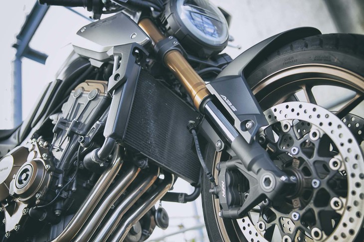 フロントフォーク（サスペンション）はスーパースポーツモデルに多く用いられる倒立タイプを採用。リアはモノサスとなっている。