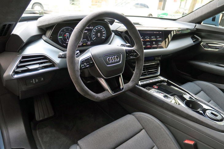 アウディe-tron GTクワトロ（インストゥルメントパネルまわり）