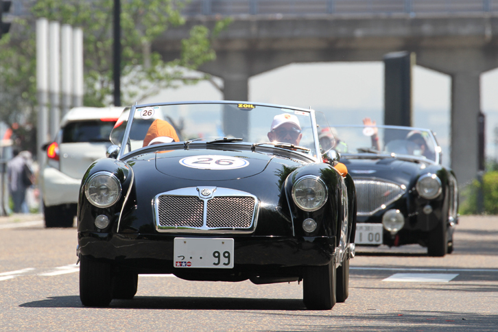 漆黒の輝きを放つ2台のブリティッシュスポーツ。前が1956年「MGA」、後ろが1956年「オースチン・ヒーレー100」。