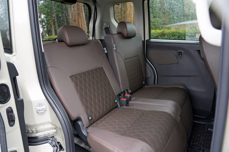 三菱eKクロス スペース（リアシート）