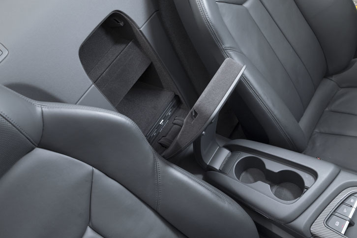 左右の座席間には、2つ分のカップホルダーと小物を入れるスペースが確保されている。