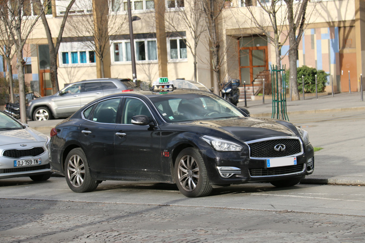 パリ15区で見かけた「インフィニティQ70」のタクシー。