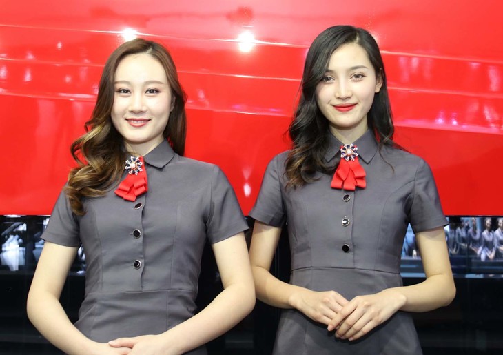 中国を代表する国産高級車・紅旗だけに、コンパニオンも上品である。赤いリボンでブランドのアイデンティティーを強調している。