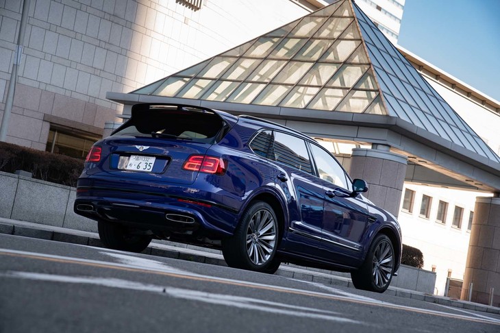 「ベンテイガ スピード」の国内販売価格は3000万円。ほかに、6リッターW12モデルの「ベンテイガ」が2907万5000円、4リッターV8モデル「ベンテイガV8」が2081万7000円でラインナップされている。