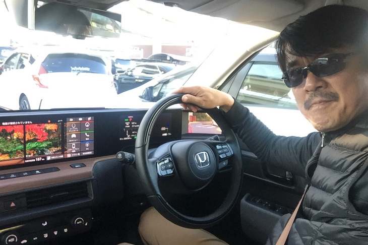 「ホンダe」のインパネは新しさにあふれている。左右に配置されるサイドカメラミラーシステムのモニターを含め、インパネの端から端までが全部モニターで占められているのだ。