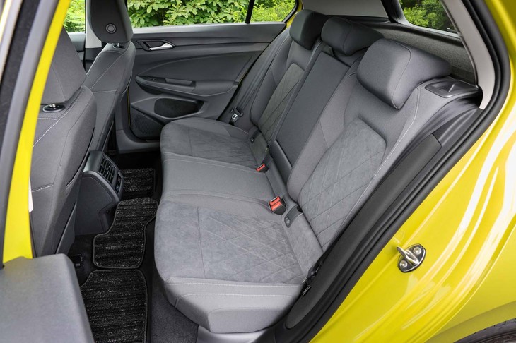 フォルクスワーゲン・ゴルフeTSIスタイル（リアシート）