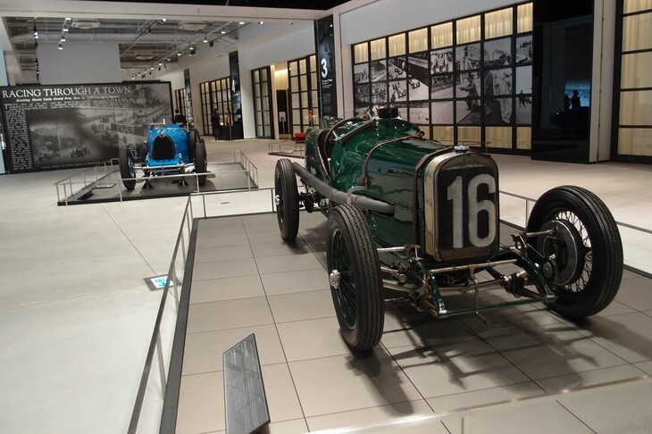 写真手前は「サンビーム・グランプリ」（1922年）で、奥が「ブガッティ・タイプ35B」（1926年）。往年の“優美なグランプリカー”のそろい踏み。