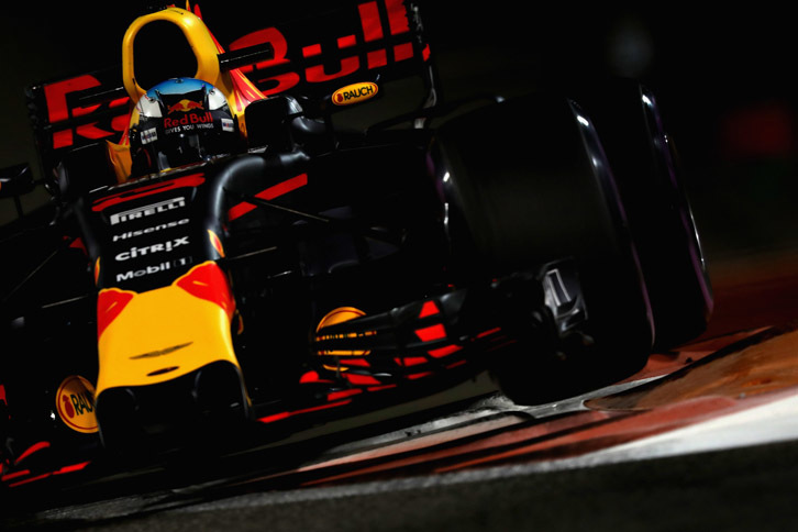 ドライバーズランキング4位につけていたレッドブルのダニエル・リカルド（写真）は、フェラーリのキミ・ライコネンに7点差をつけて最終戦に臨んだ。予選最後の渾身（こんしん）のアタックでライコネンを上回る4番グリッドを獲得。今年10回目の表彰台を目指したレースだったが、ハイドロリック系トラブルでストップ、完走ならず。結果、ライコネンにランキング4位の座を奪われ5位に転落してしまった。今年の勝利はアゼルバイジャンでの1勝のみ。一方のチームメイト、マックス・フェルスタッペンはこのレース5位でフィニッシュ。今季は2勝を飾ったが、序盤にリタイアがかさんだ影響でランキングは6位だった。（Photo=Red Bull Racing）