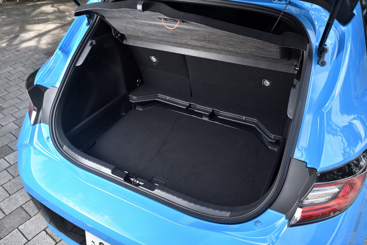 荷室のフロアボードは、フロアレベルを2段階に調節できる。写真は、高さのある荷物を積載すべく床面を下げた状態。