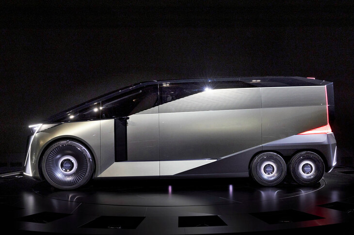 「LSコンセプト」は、まさかの6輪ミニバン！ その異形ないでたちで、大いに注目を集めていた。