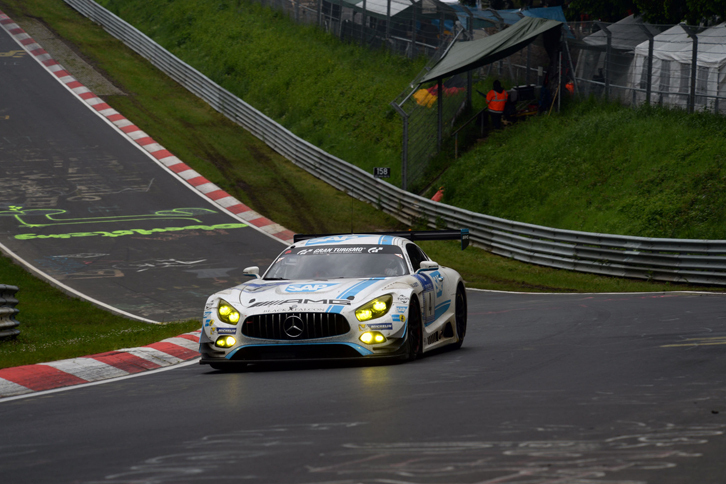 2016年の大会で最も注目を集めたのが、計40台で争われた最高峰クラスのSP9クラスである。主な参戦車両はGT3マシンで、多くのメーカーがニューモデルを投入。その中で最も素晴らしいパフォーマンスを見せていたのが、「メルセデスAMG GT3」だった。ブラックファルコンの9号車がポールポジションを獲得したほか、決勝でも終始メルセデス勢がトップ争いを展開。ブラックファルコンの4号車が優勝を決めた。さらに、HTPモータースポーツの29号車が2位、ハリボーレーシングの88号車が3位、9号車が4位と、メルセデス陣営が上位を独占した。