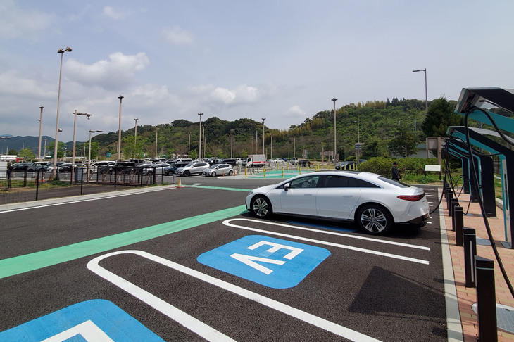 急速充電（CHAdeMO）の国内充電口数は、2025年3月現在で1万2000口以上。最大出力150kW級の急速充電器も増えつつある（写真は150kWの充電器が利用可能な、新東名高速道路の清水サービスエリア）。EVが増えすぎて充電口の取り合いになる前の今は、快適にEVライフが送れる好機なのかもしれない。