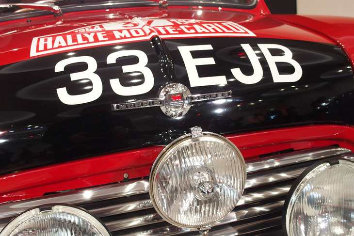 1964年のモンテカルロラリー仕様にカスタマイズされた「モーリスMiniクーパー」。