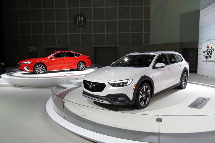 「ビュイック・リーガル ツアーX」（手前）と「リーガル スポーツバック」（奥）。