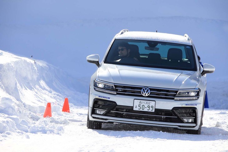 「ティグアンTDI 4MOTION Rライン」でモーグルセクションに臨む。webCGのスタッフから、撮影のためにわざと前輪を穴に落とすよう指示（？）され、その通りにする。