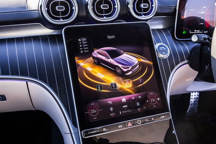 センターコンソール下部左に走行モード切り替え用の「DYNAMIC SELECT」スイッチを配置。「CLE200クーペ スポーツ」では「ECO」「Comfort」「Sport」「Individual」の4種類から走行モードを任意に選択できる。