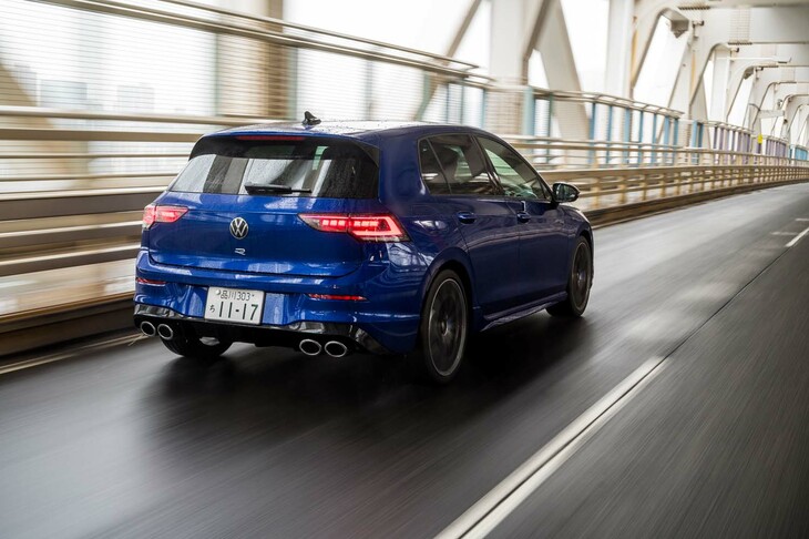 ボディーカラーは「ラピスブルーメタリック／ブラックルーフ」「ピュアホワイト／ブラックルーフ」「グラナディラブラックメタリック」から選択が可能。ラピスブルーのみ4万4000円の有償色となる。