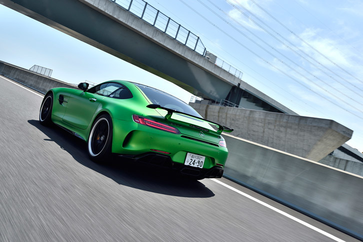 リアビューでは、角度調整機構付きの固定式リアウイングや、センター出しのマフラーと専用形状のリアディフューザー、テールランプの間に開けられたエキゾーストシステム冷却用のエアアウトレットが目を引く。